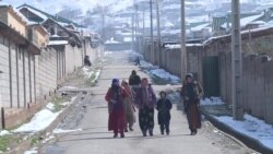 Жители поселка Истиклол в Таджикистане пять лет ждут водопровода, школы и кладбища