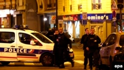 Французская полиция на месте одного из терактов 13 ноября 