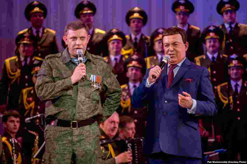 Иосиф Кобзон и Александр Захарченко поют&nbsp;советские песни во время концерта в Донецке, Украина. Октябрь&nbsp;2014 года 