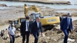 Президент Узбекистана Шавкат Мирзиёев на месте прорыва дамбы 
