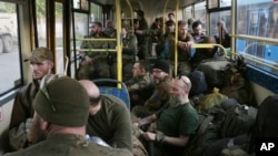 Украинские военные в автобусе после "эвакуации" с завода "Азовсталь", где они держали оборону. 17 мая 2022 года. Фото: AP