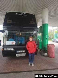 Виктория Левашина возле эвакуационного автобуса из Запорожья в Молдову