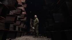 Украинский военный на территории завода "Азовсталь"