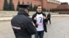 Задержание на Красной площади в Москве, фото прислано свидетелем в редакцию "ОВД-Инфо"