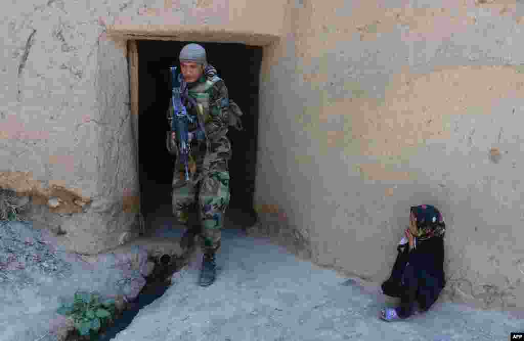 Патруль Афганской национальной армии в одном из селений в провинции Герат. &nbsp;