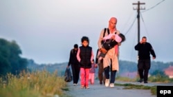 Сирийские беженцы на подходе к венгерскому городу Сегед