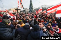 Стычка милиционеров в штатском с протестующими на Октябрьской площади в Минске, 7 декабря 2019. Фото: AP