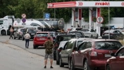 Очереди за заправках в Москве, фото Reuters, 17 августа 2026 года