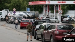 Очереди за заправках в Москве, фото Reuters, 17 августа 2026 года