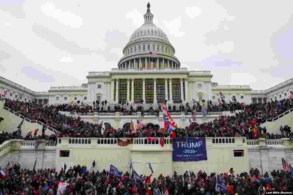 Сторонники Трампа у Капитолия перед штурмом здания