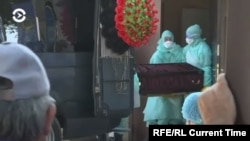 Removal of a coffin from an Almaty morgue on July 8, 2020