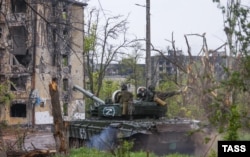 Военнослужащие "народной милиции ДНР" в танке на одной из улиц Донбасса, 14 мая 2022 года