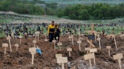 Кладбище в поселке Старый Крым вблизи Мариуполя. 22 мая 2022 года