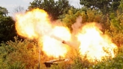 Самоходная гаубица "Гвоздика" пророссийских войск стреляет снарядом с листовками в направлении Северодонецка Луганской области 24 мая 2022 года