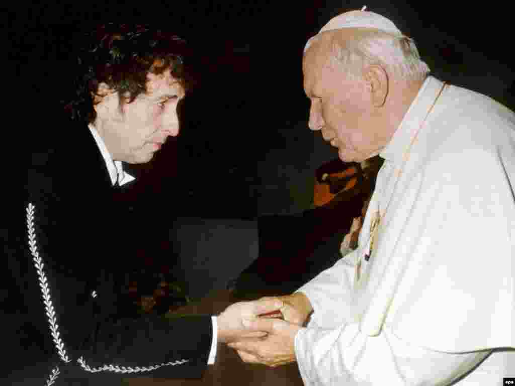 Дилан встречается с Папой Римским Иоанном Павлом Вторым в Болонье. Сентябрь 1997 года.&nbsp;