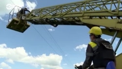 Украинские электрики чинят провода в касках и бронежилетах