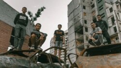 Фотограф снял выпускников-2022 на развалинах Чернигова: "Из-за войны их последний звонок поломался"