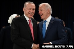 Президент Турции Реджеп Тайип Эрдоган (слева) и президент США Джо Байден на саммите НАТО. Мадрид, Испания, 29 июня 2022 года