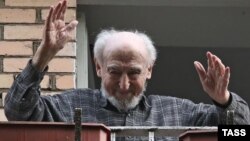 Леонид Шварцман на балконе своего дома принимает поздравления со 100-летним юбилеем 30 августа 2020 года. Фото: ТАСС