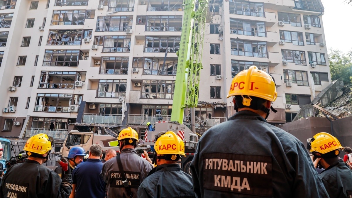 В квартиру залетел огонь, полетели осколки, потолок пробило. Я бегаю,  собаку ищу