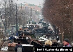 Военная техника на одной из улиц в городе Буча Киевской области