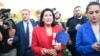 Президент обратилась к грузинским политикам, призвала их временно забыть о разногласиях и присоединиться к акции. Впрочем, две крупнейшие партии страны, правящая "Грузинская мечта" и оппозиционная "Единое национальное движение", от участия отказались
