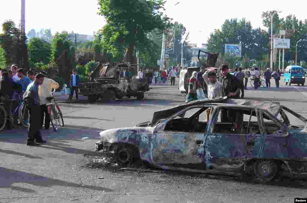 Сгоревшие автомобили на улицах Андижана