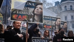 Участники акции в поддержку Кристины Киршнер после покушения на нее в Буэнос-Айресе держат плакаты "Мы все Кристина", 2 сентября 2022 года