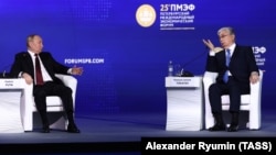 Владимир Путин и Касым-Жомарт Токаев на Петербургском экономическом форуме, 17 июля 2022 года