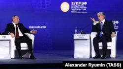 Владимир Путин и Касым-Жомарт Токаев на Петербургском международном экономическом форуме. 17 июня 2022 года