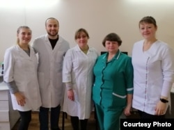 Максим Овчар и сотрудницы эндокринологического отделения Херсонской областной больницы