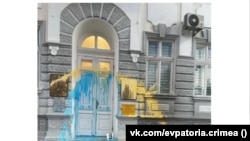 Здание российской администрации Евпатории, облитое желтой и синей краской, май 2022 года