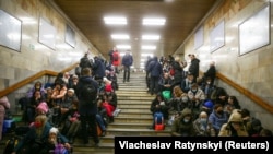 Жители Киева укрываются в метро во время вторжения России в Украину 24 февраля 2022 года