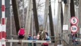 Украинские беженцы пересекают границу с Румынией