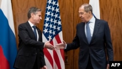 Госсекретарь США Энтони Блинкен (слева) и министр иностранных дел Сергей Лавров перед переговорами в Женеве 21 января 2022 года. Фото: Reuters