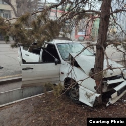 Автомобиль, в который стреляли вечером 6 января, врезавшийся в дерево недалеко от площади. Алматы, фото сделано 7 января 2022 года