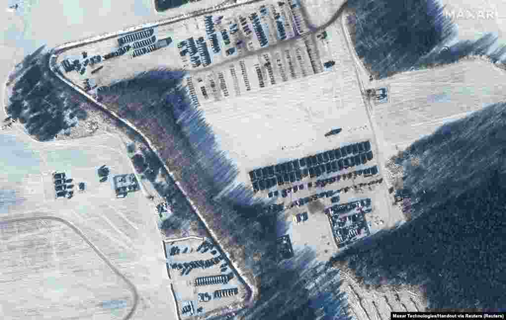 Maxar Technologies заявила, что 4 февраля она получила снимки военной техники в районе Ельска, Речицы и Лунинца. На них идентифицировали 15 штурмовиков Су-25 и систему ПВО С-400 на аэродроме Лунинец, а также российские ракетные комплексы &quot;Искандер&quot; и реактивные системы залпового огня возле Ельска