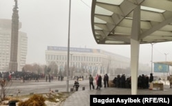 Стоявшие во второй половине дня на площади группы протестующих. Алматы, 6 января 2022 года