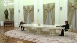 Путин, Макрон и стол. Встреча президентов России и Франции стала поводом для мемов 