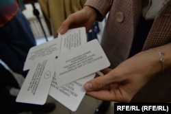 Карточки с текстами, из-за которых против Саши Скочиленко возбудили уголовное дело. Фото: RFE/RL (Север.Реалии)