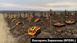 Свежие могилы появляются в Бакинской каждый день