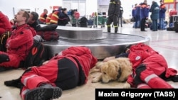 Спасатели из Швейцарии в аэропорту Аданы