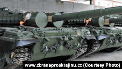Модернизированный в Чехии танк T-72 Avenger