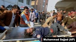 В результате теракта в мечети города Пешавар пострадали десятки людей