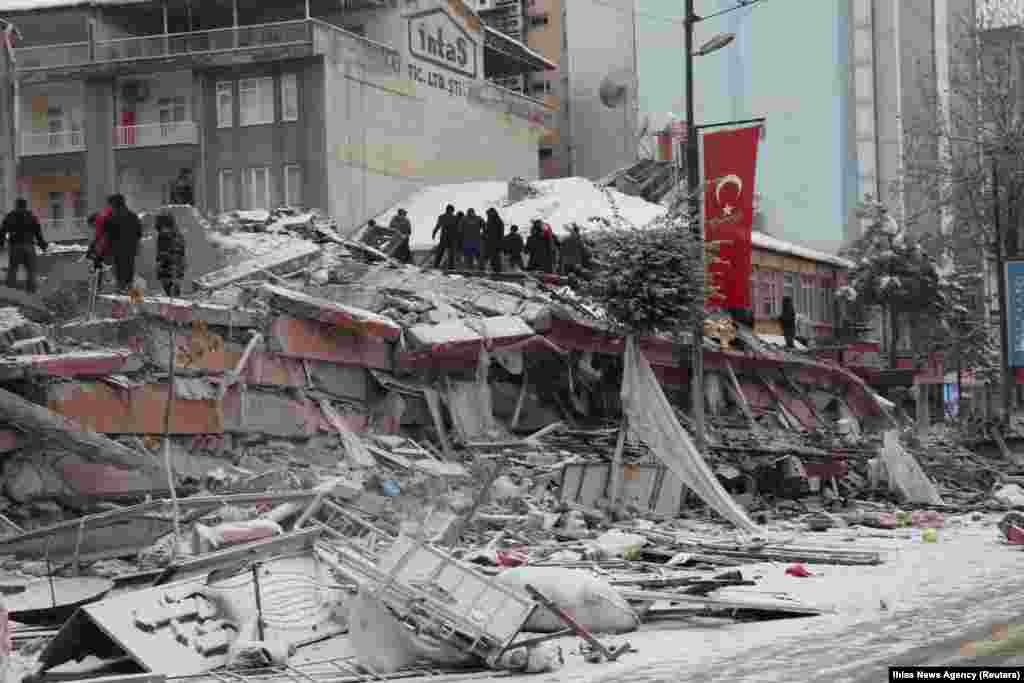 Землетрясение произошло в турецкой провинции Кахраманмараш на глубине 7 км в 4:17 по местному времени (совпадает с московским), многие люди спали