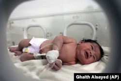 Новорожденная девочка, появившаяся на свет под обломками дома в городе Африн, провинция Алеппо. 7 февраля 2023 года. Фото: AP