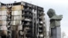 Разрушенная в результате российских авиаударов многоэтажка в поселке Бородянка Киевской области