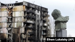 Разрушенная в результате российских авиаударов многоэтажка в поселке Бородянка Киевской области