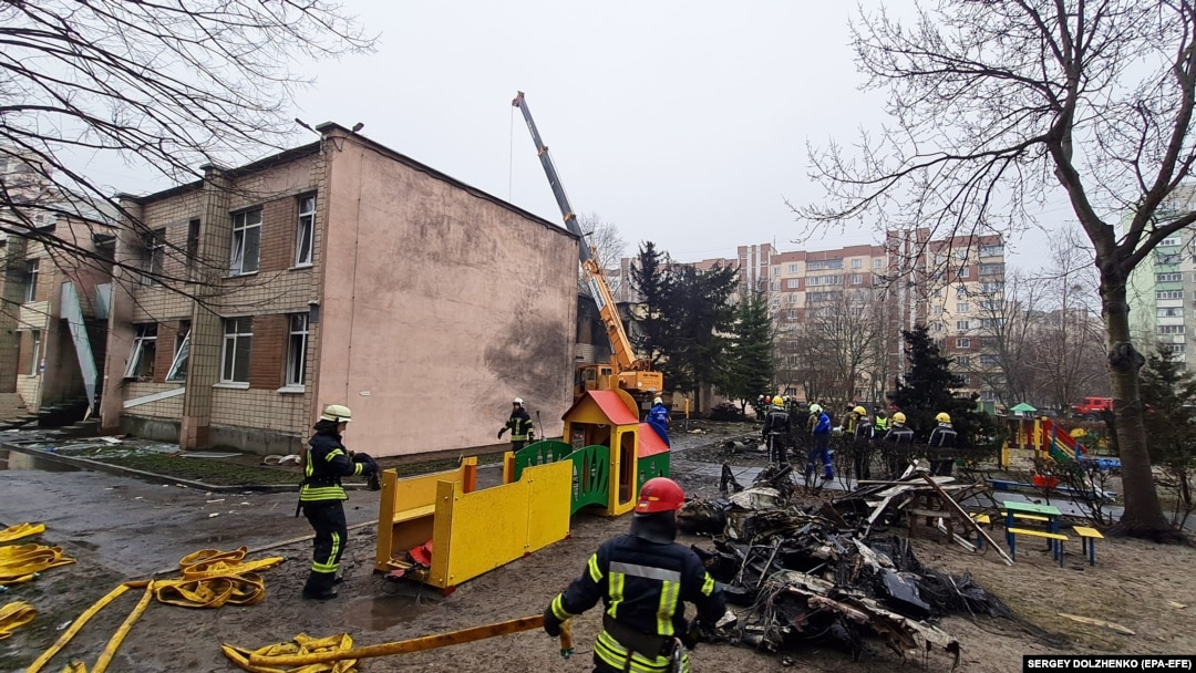 На борту упавшего на детский сад вертолета находилось руководство МВД Украины