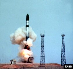 Старт межконтинентальной баллистической ракеты РС-20 ("Сатана" по классификации НАТО)